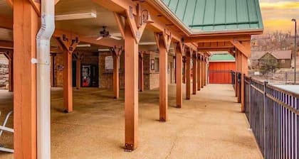 BEAUTIFUL LODGE with 7 Master Suites!! By Pool!