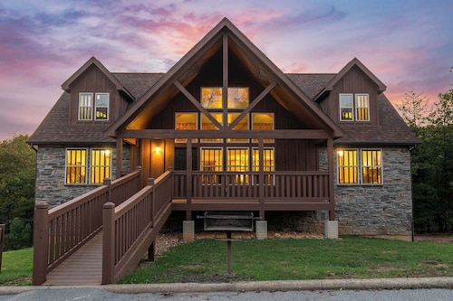 BEAUTIFUL LODGE with 7 Master Suites!! By Pool!