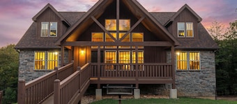 BEAUTIFUL LODGE with 7 Master Suites!! By Pool!
