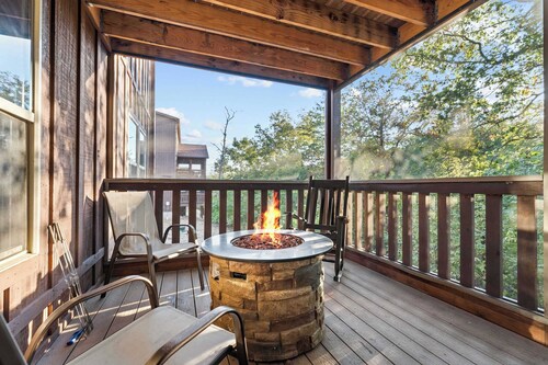 BEAUTIFUL LODGE with 7 Master Suites!! By Pool!