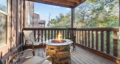 BEAUTIFUL LODGE with 7 Master Suites!! By Pool!