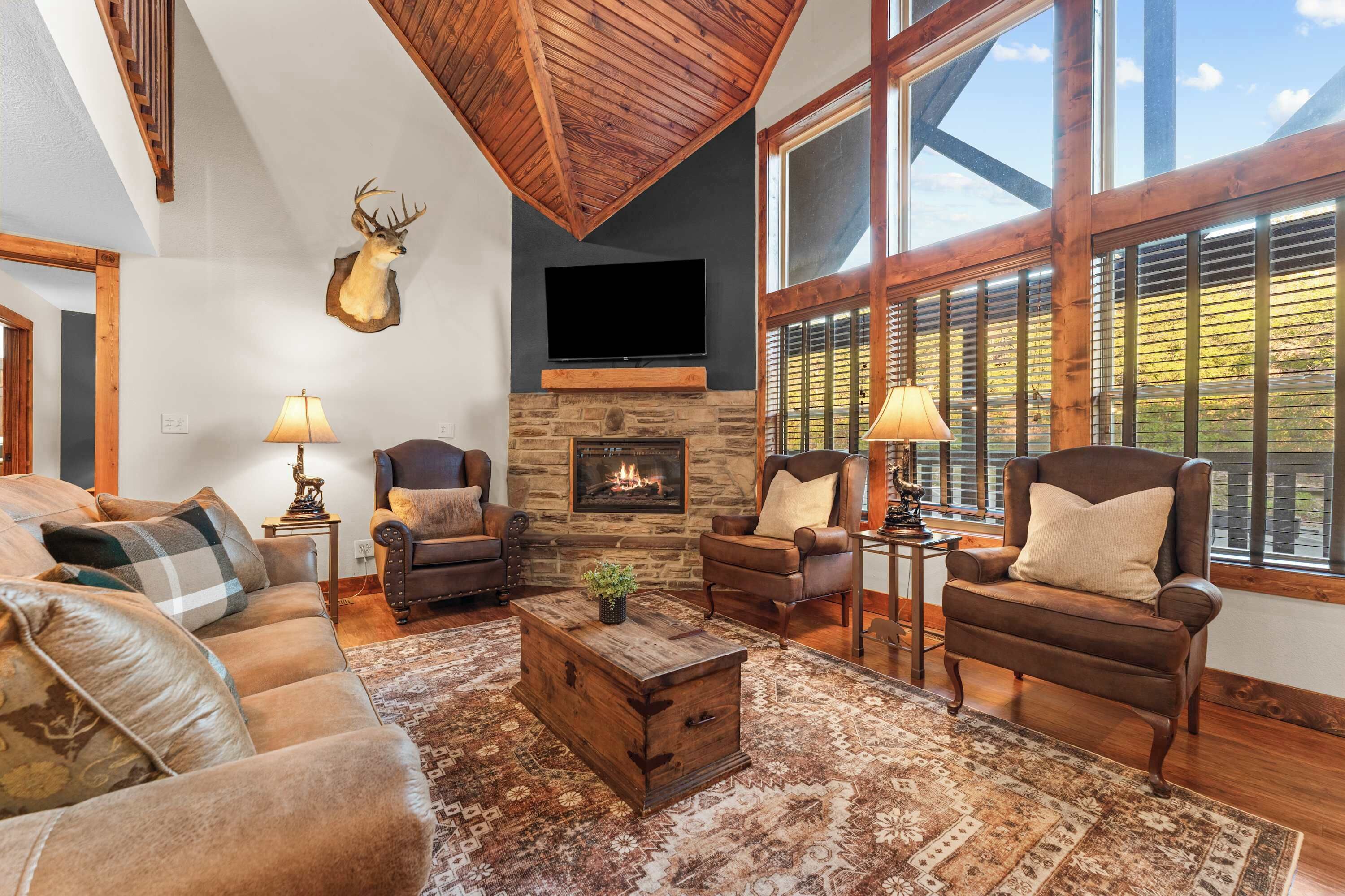 Televisión, chimenea, videojuegos y oficina 