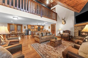 Tv, eldstad, tv-spel och kontor