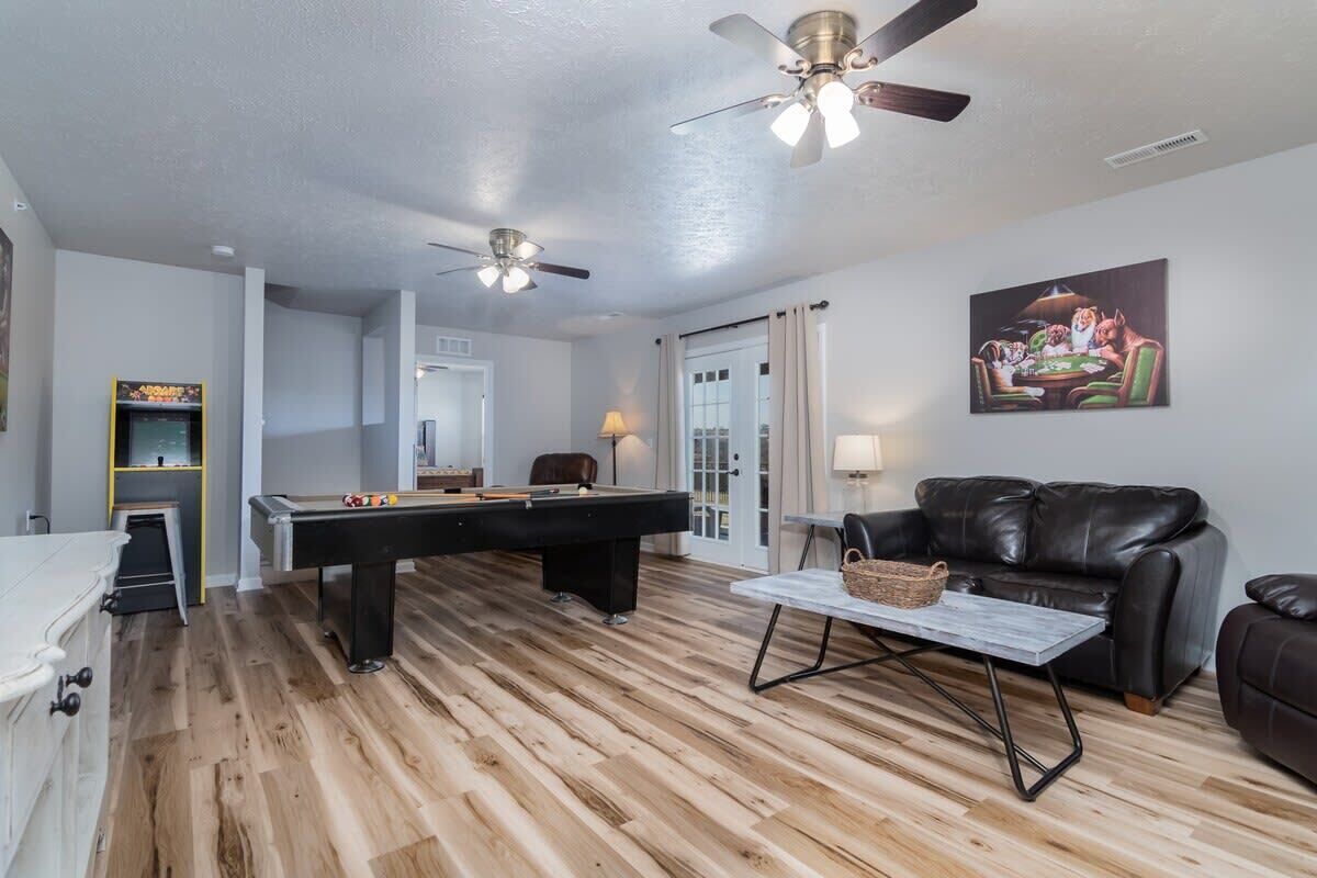 Televisio, takka, kirjoja, työhuone