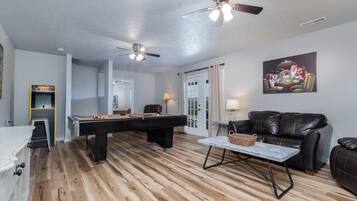 Televisio, takka, kirjoja, työhuone