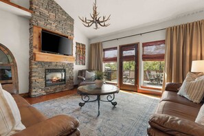 TV, fireplace, video games, DVD player - Private HOT TUB!! ARCADE in home w/ POOL TABLE!! (Hollister)