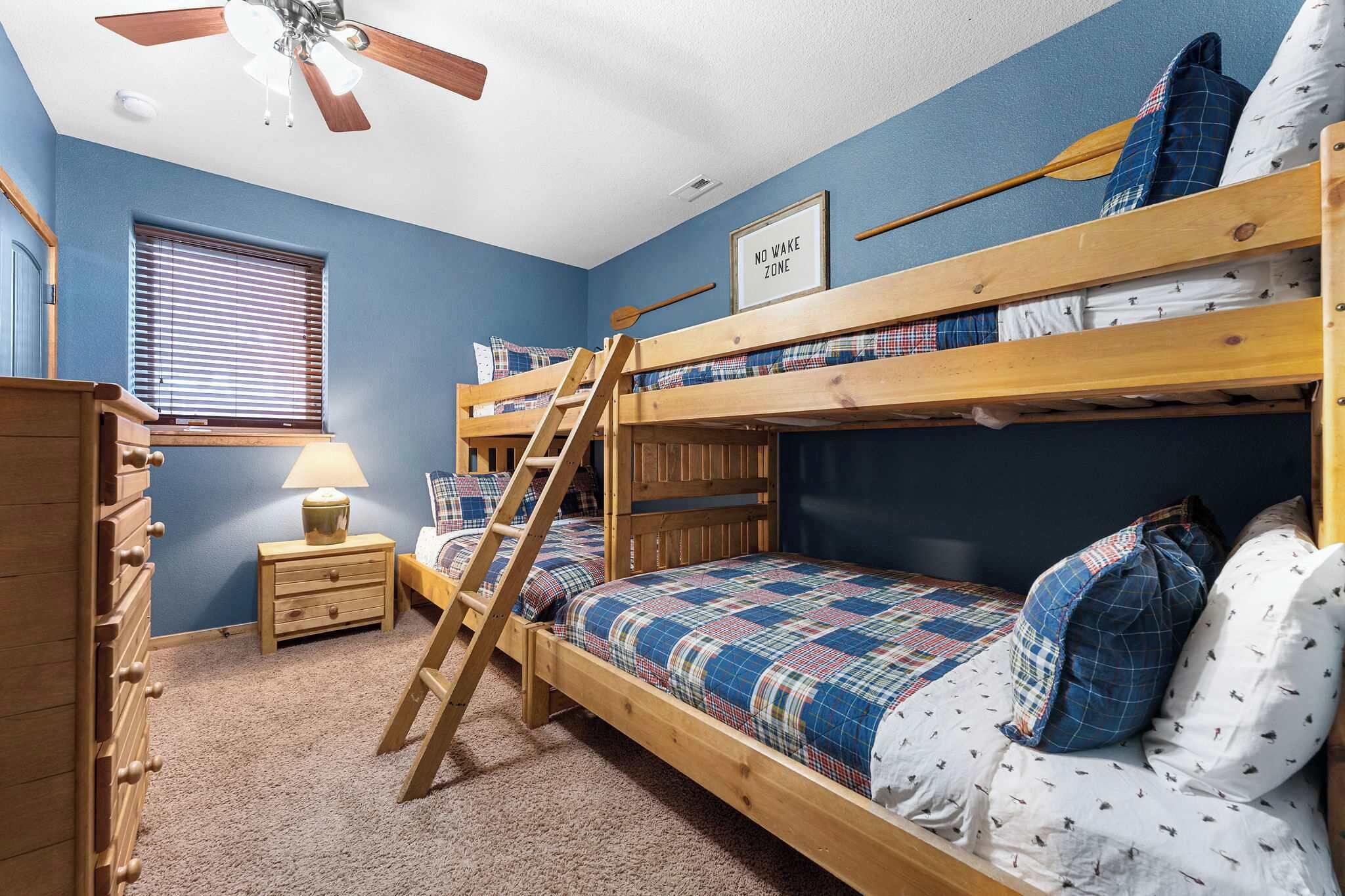 6 makuuhuonetta, työpöytä, silitysrauta/-lauta, vauvan matkasänky