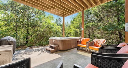 Private HOT TUB!! ARCADE in home w/ POOL TABLE!!