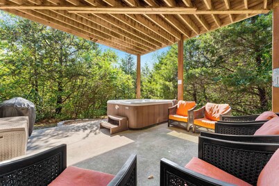 Private HOT TUB!! ARCADE in home w/ POOL TABLE!!