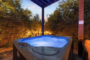 Outdoor spa tub - Private HOT TUB!! ARCADE in home w/ POOL TABLE!! (Hollister)