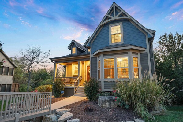 Exterior - Private HOT TUB!! ARCADE in home w/ POOL TABLE!! (Hollister)