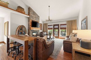 TV, fireplace, video games, DVD player - Private HOT TUB!! ARCADE in home w/ POOL TABLE!! (Hollister)