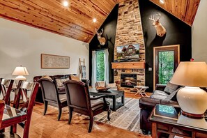 TV, fireplace, video games, offices - Two living rooms!! Air Hockey! Pool! Fireplace! (Hollister)