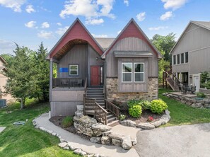 Exterior - Two living rooms!! Air Hockey! Pool! Fireplace! (Hollister)