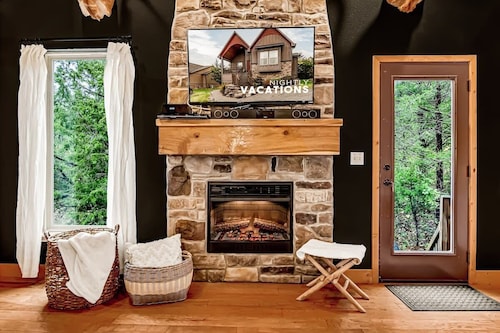 Two living rooms!! Air Hockey! Pool! Fireplace!