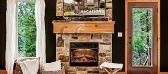 Two living rooms!! Air Hockey! Pool! Fireplace!