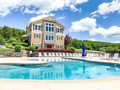 Two living rooms!! Air Hockey! Pool! Fireplace!