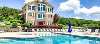 Two living rooms!! Air Hockey! Pool! Fireplace!