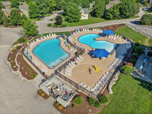 Two living rooms!! Air Hockey! Pool! Fireplace!
