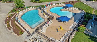 Two living rooms!! Air Hockey! Pool! Fireplace!