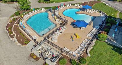 Two living rooms!! Air Hockey! Pool! Fireplace!