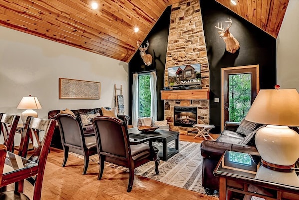 Televisión, chimenea, videojuegos y oficina