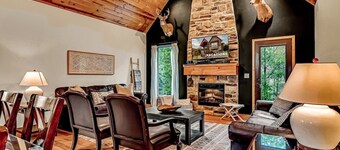 Two living rooms!! Air Hockey! Pool! Fireplace!