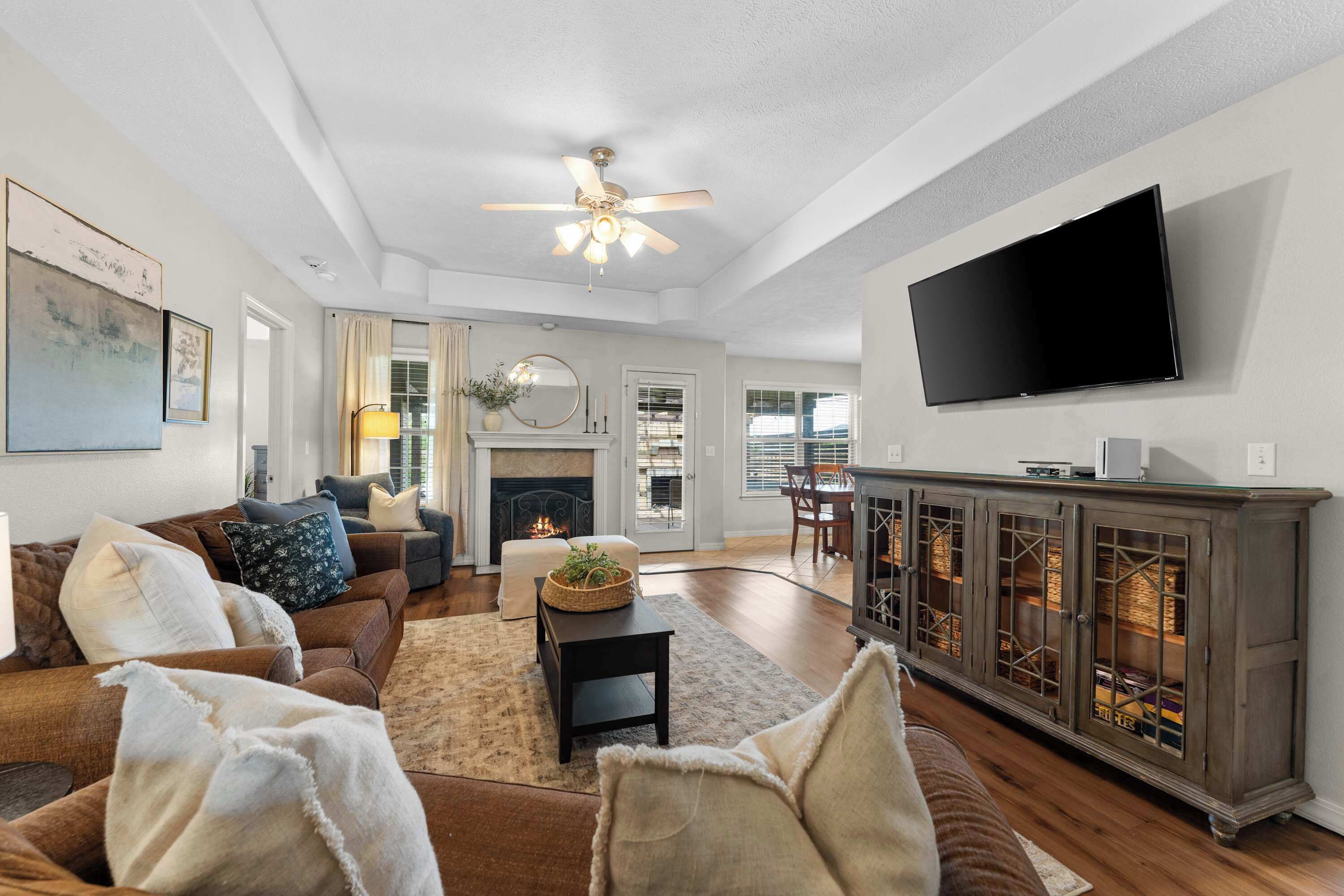 Fernseher, Kamin, Videospiele, DVD-Player