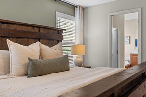 3 bedrooms, desk, iron/ironing board, WiFi - Behind Dolly Parton’s Stampede and Fritz's!! (Branson)