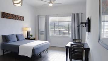 1 slaapkamer, een bureau, een strijkplank/strijkijzer, reisbedje