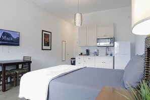 1 slaapkamer, een bureau, een strijkplank/strijkijzer, reisbedje