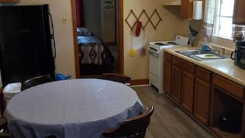 Cottage Comfort | Dapur pribadi | Pemanggang roti, perlengkapan kebersihan, dan tisu