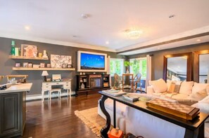 Smart-TV, Kamin, Musikbibliothek