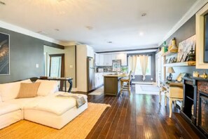 Smart-TV, Kamin, Musikbibliothek