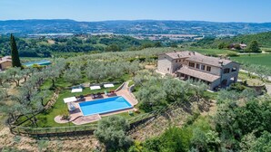 A large stone house with a swimming pool and a well-maintained garden. - Le Residenze dei Potti 12, Emma Villas (Pantalla)