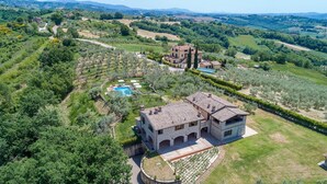 A large estate with a central building, a swimming pool, and surrounding gardens. - Le Residenze dei Potti 12, Emma Villas (Pantalla)