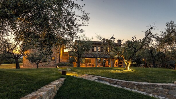 A stone house with a patio and outdoor seating area, surrounded by trees and a well-maintained lawn. - Le Residenze dei Potti 12, Emma Villas (Pantalla)