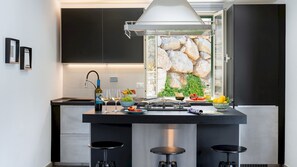 Réfrigérateur, micro-ondes, four, plaque de cuisson