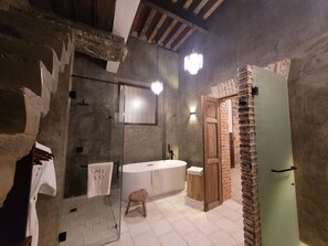 Superior Suite | Bathroom | Shower, rainfall showerhead, free toiletries, hair dryer - Milo Collection Hotel (Puebla)