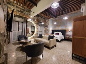 頂級套房 | 客廳 | 42 吋智能電視連數碼電視頻道、電視、智能揚聲器