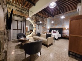 特级套房 | 起居区 | 42-英寸智能电视（配备数码频道）、电视、智能音箱