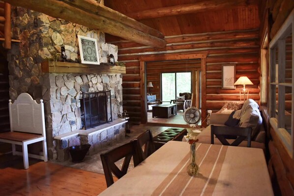 Smart TV, chimenea, videojuegos y libros 