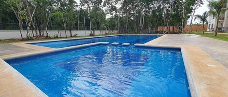 حمّام سباحة خارجي