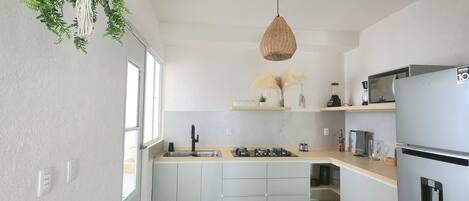 Frigorifero, microonde, macchina per tè/caffè, frullatore