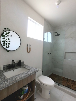 Dusche, Handtücher, Toilettenpapier