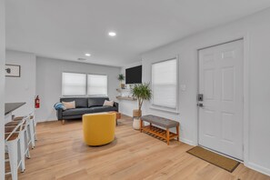 Smart TV, stereo - Spacious 3-Bedroom Bungalow in Bradley Beach (Bradley Beach)