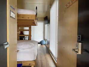 Comfort Cabin | Living area | 32-inch LED TV with digital channels, heated floors, streaming services - Flotel Montebello (Montebello)