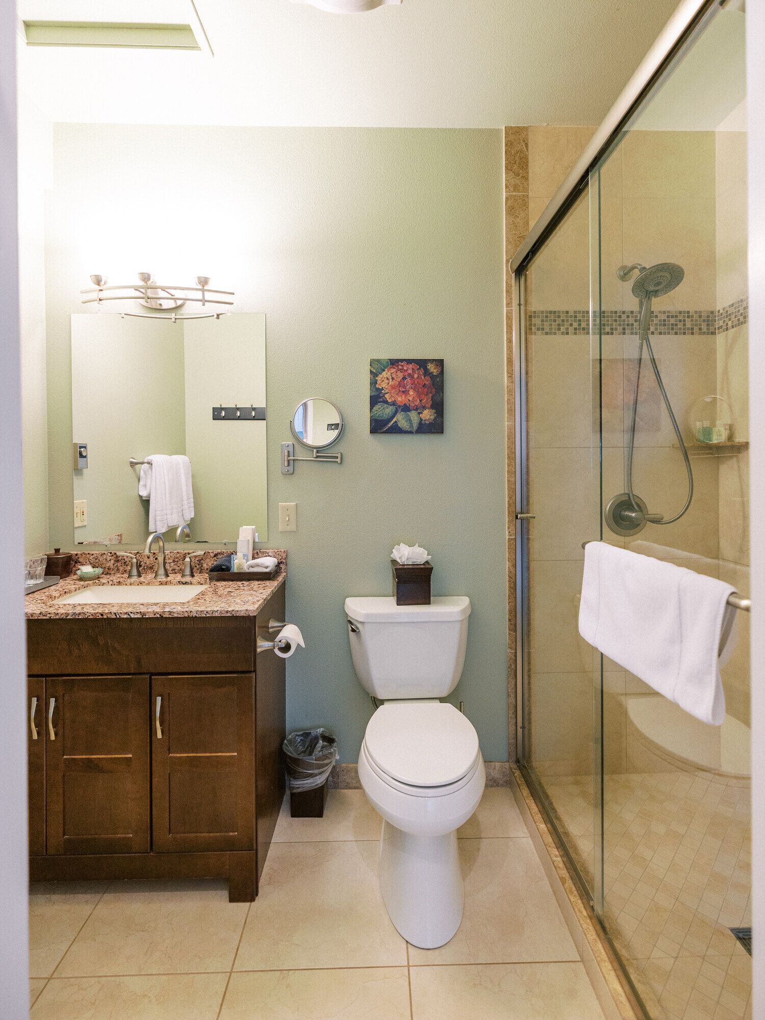 The Bay Laurel King Room with en suite bathroom