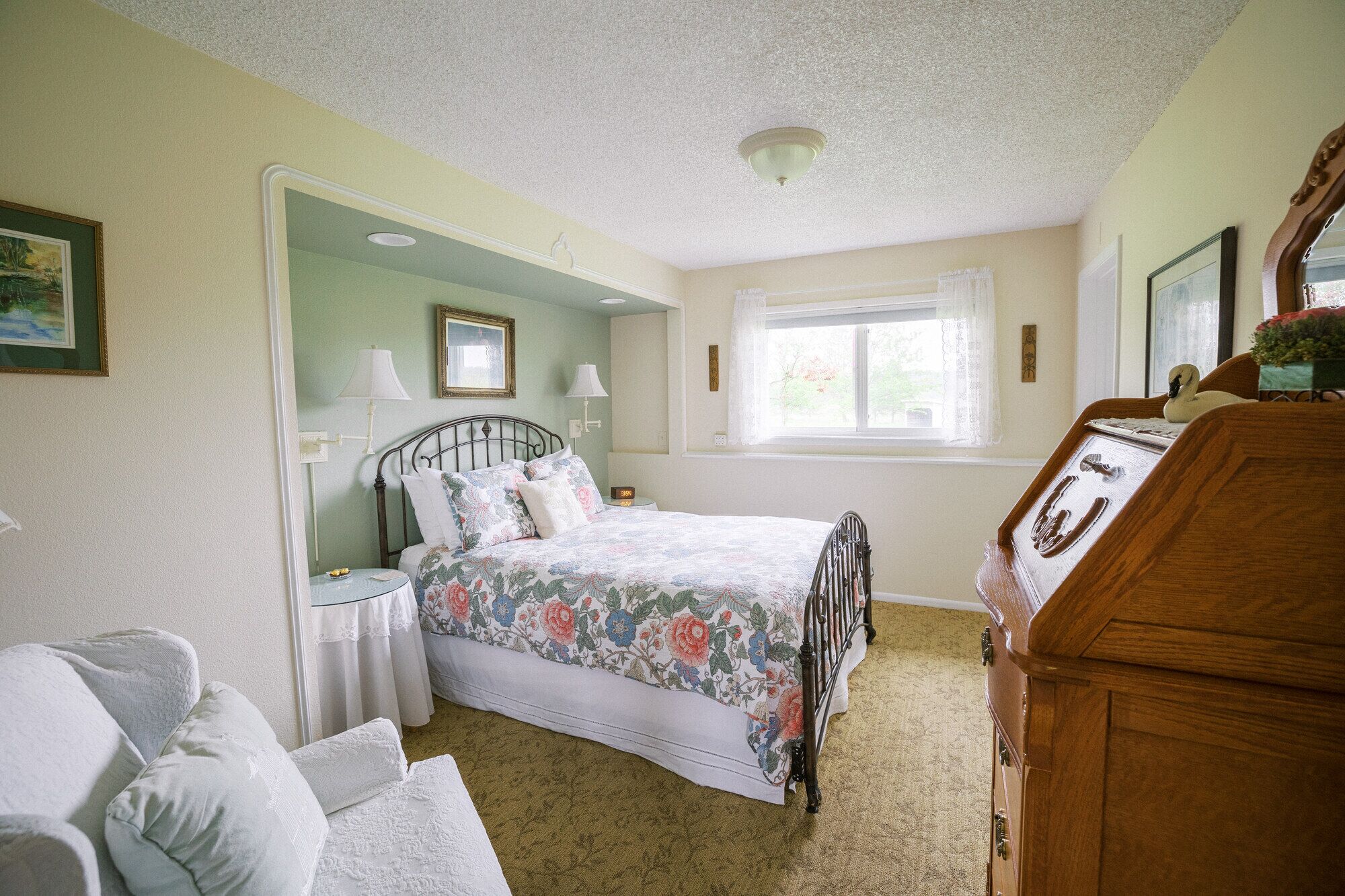 The Chamomile Room with en suite bathroom