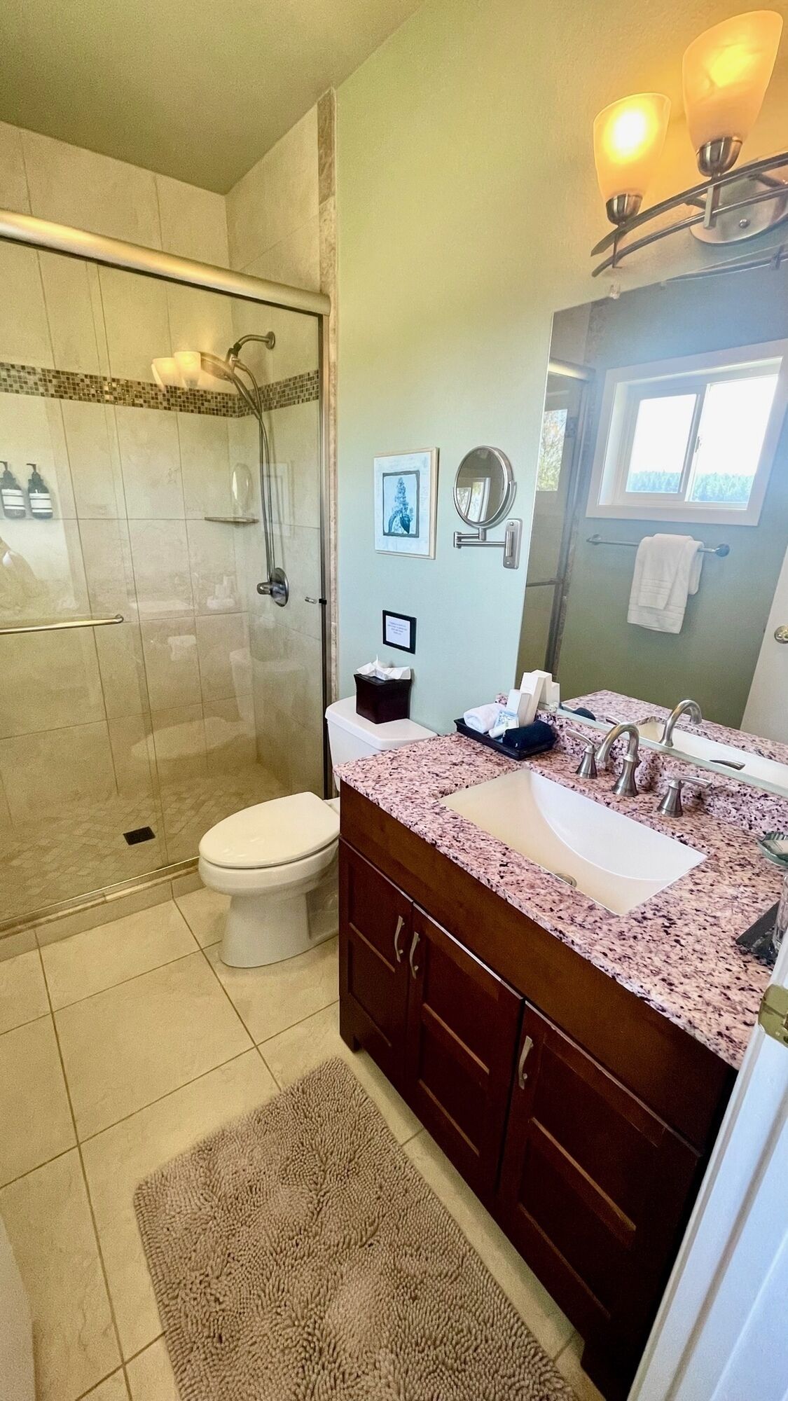 The Yarrow Room with en suite bathroom